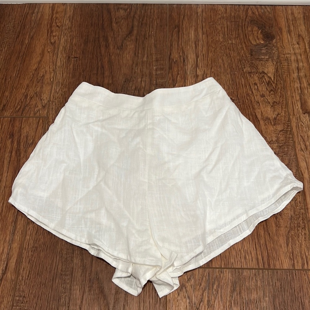 Showpo. Size 0 white linen shorts